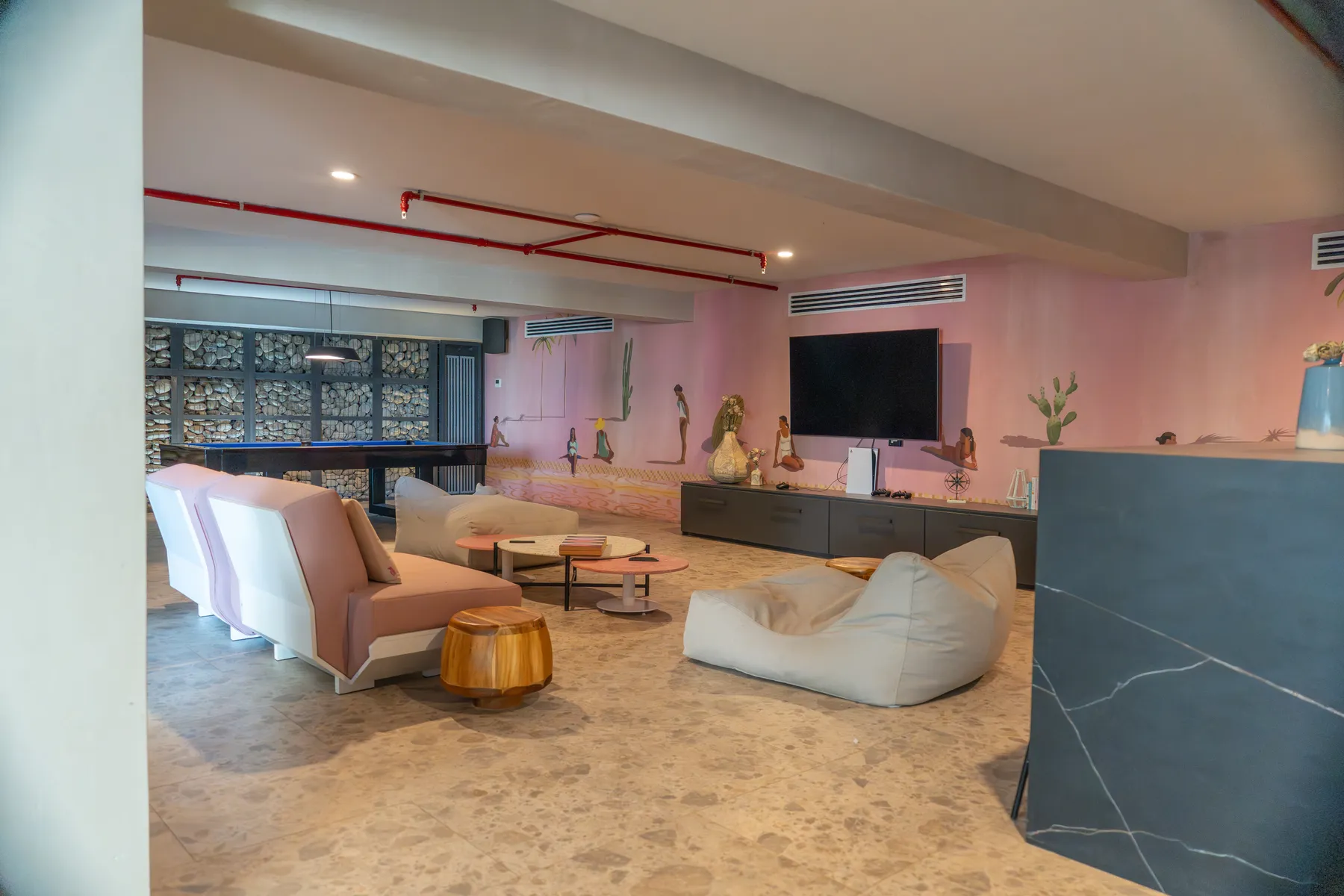 Social and entertainment lounge